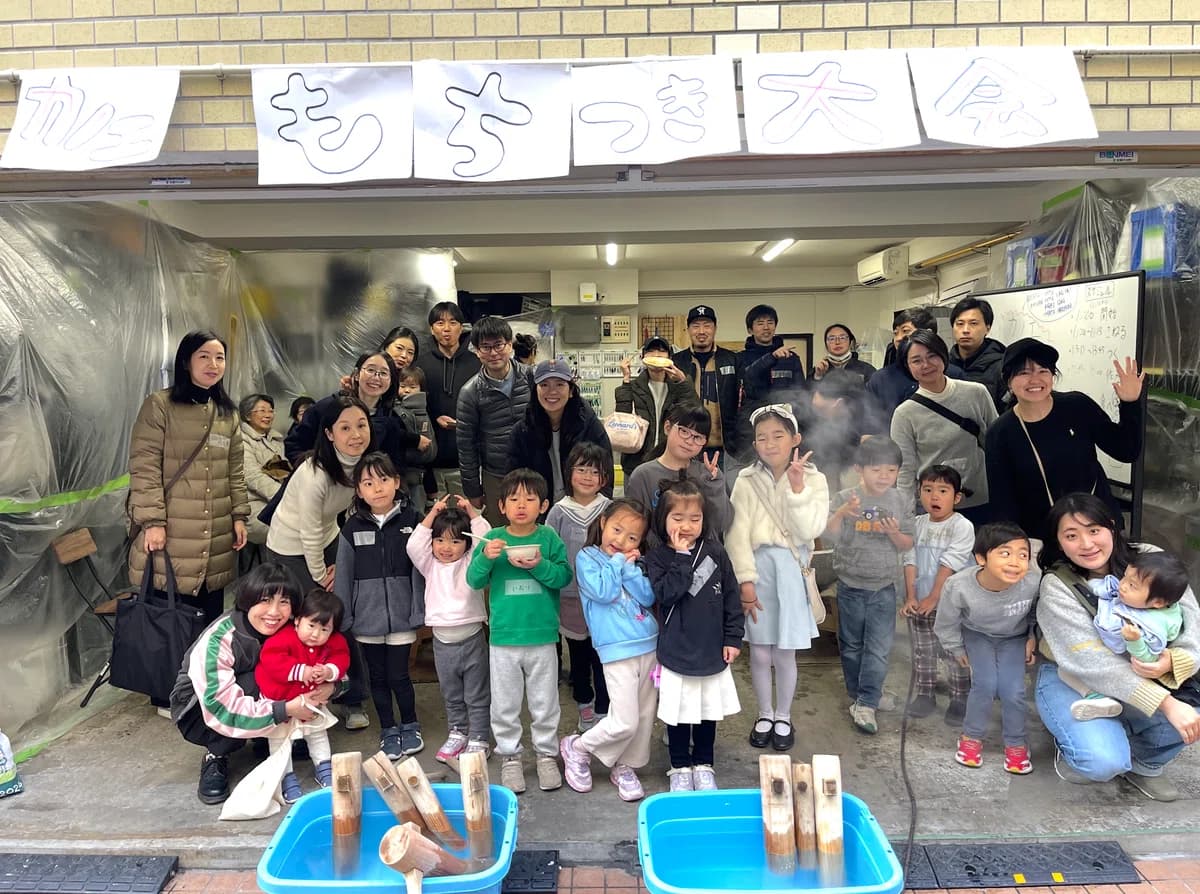 カノエのもちつき大会に集まったスタッフとご家族